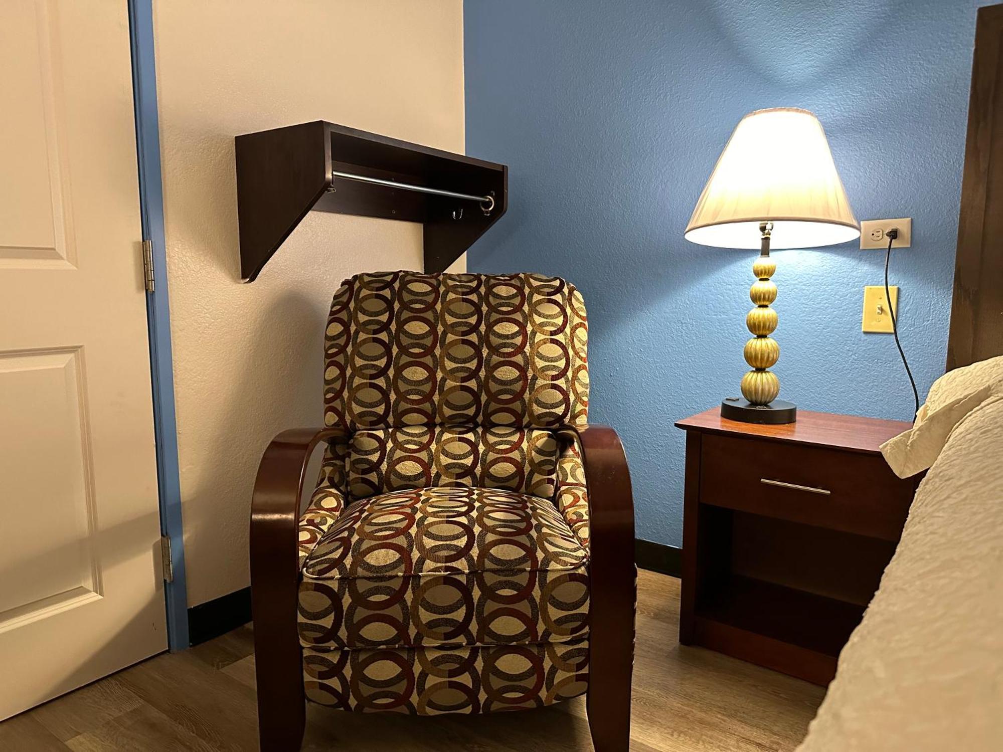 American Inn & Suites Bishop Airport Флинт Екстериор снимка